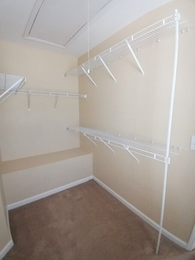 Building Photo - 565 Batty Way
