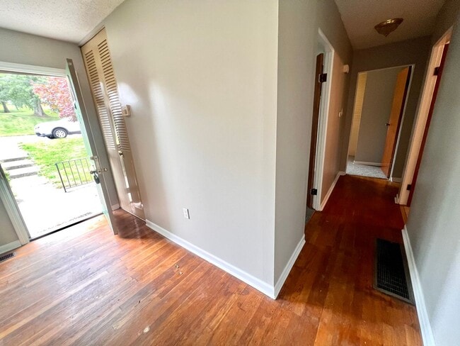 Building Photo - 3 Bed 2 Bath- Hopewell Township Pa!