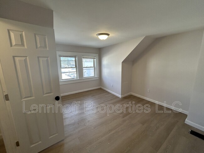 Building Photo - 31 Hilton St