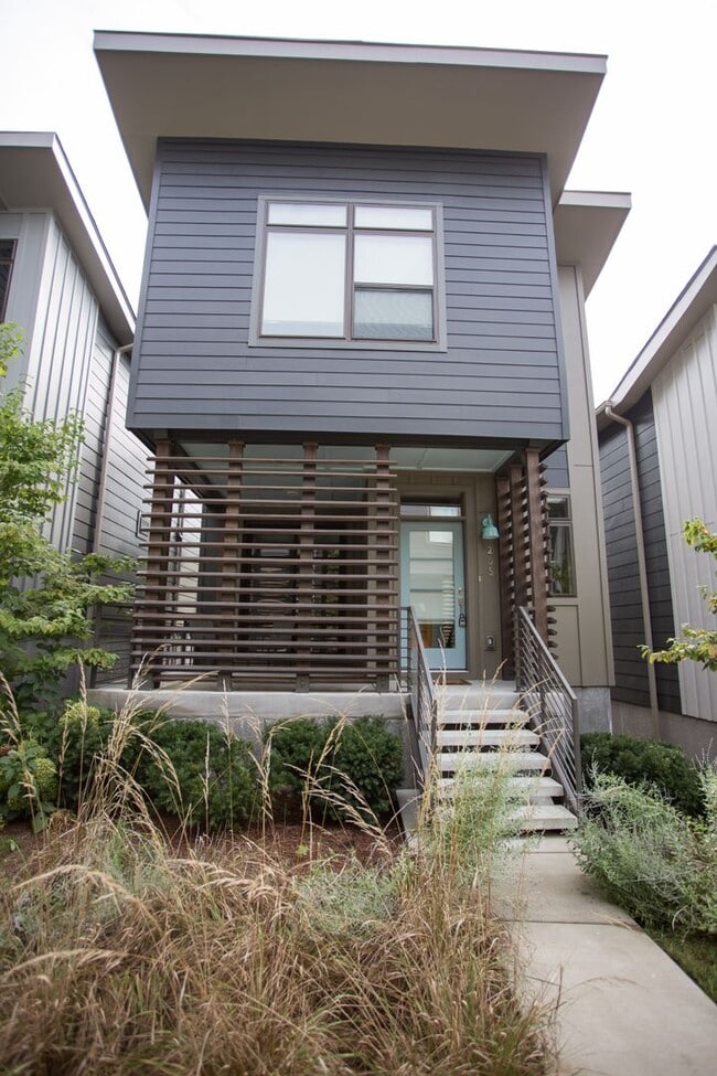 Building Photo - Beautifull 2BR 2.5 BA Home Located in East...