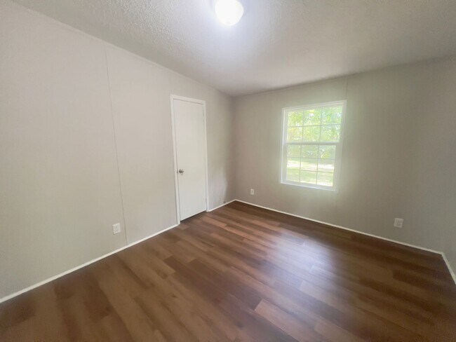 Building Photo - Four bedroom, 2 bath Modular home in Siler...
