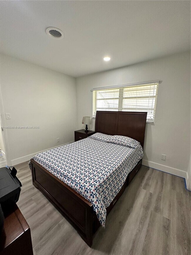Building Photo - 3 bedroom in Hollywood FL 33021