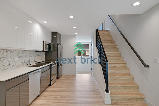 Building Photo - "Charming 3-Bedroom Townhouse Oasis in Heart of Seattle – Spacious 1460 Sq Ft with 2 Full Baths!"