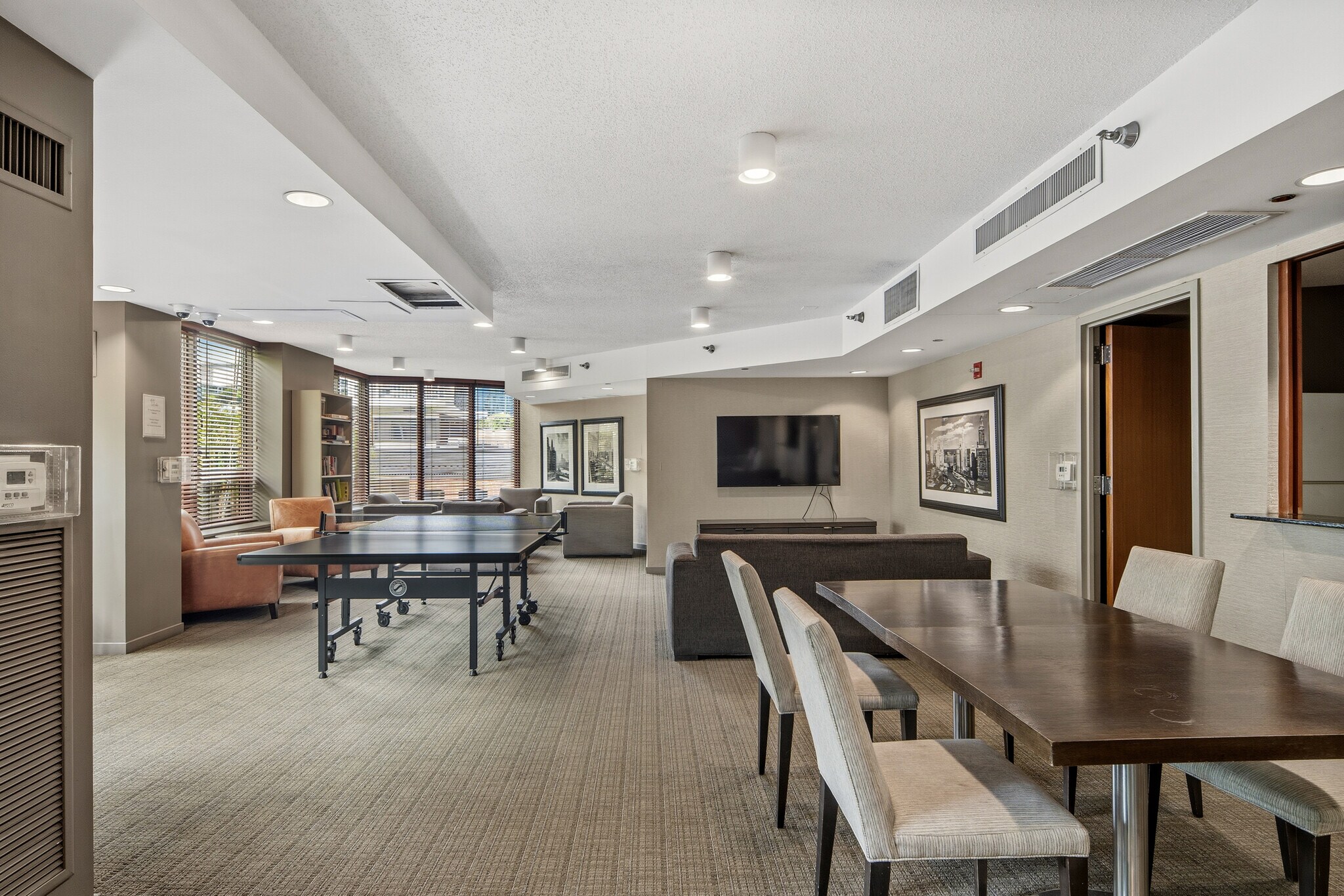 Building Photo - 400 N La Salle Dr