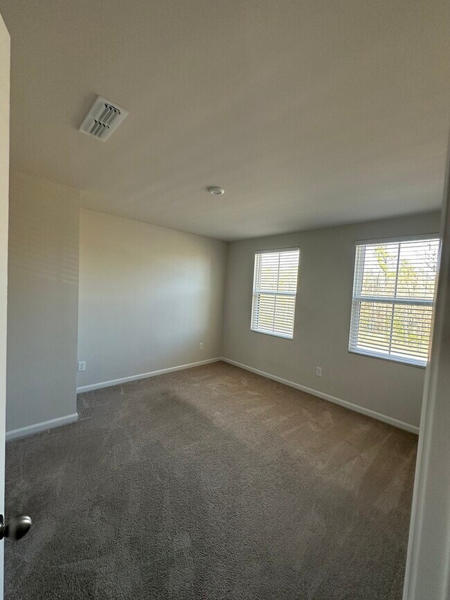 Building Photo - Like NEW 2 Story Single Family Home w/ Fen...