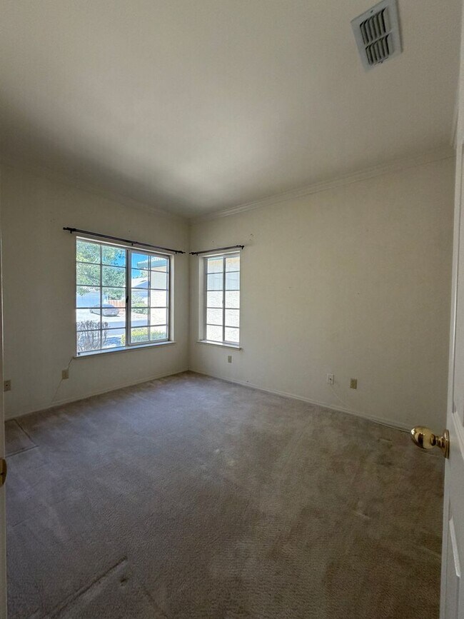Building Photo - 625 Fox Hollow Way