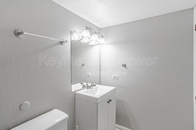 Building Photo - 1366 Garfield St