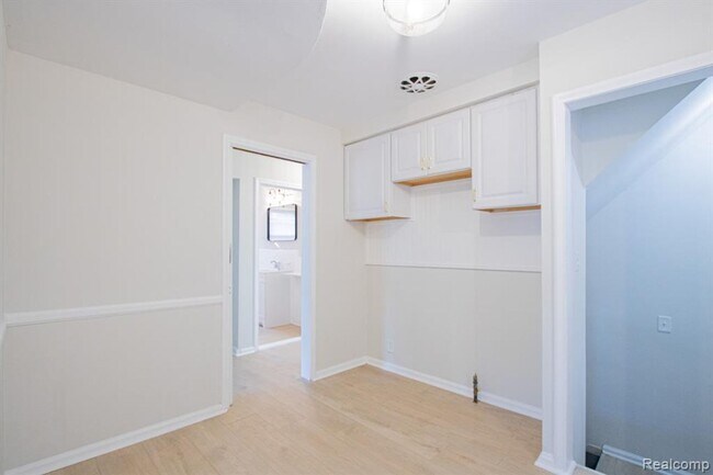 Building Photo - Beautifully renovated brick bungalow