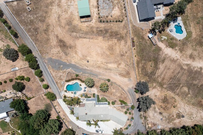 Building Photo - RANCH STYLE POOL HOME ON 2+ ACRES IN THE H...
