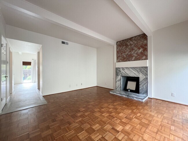 Building Photo - Beautifully Remodeled St. Helena Townhome with Pool Access & 2-Car Garage