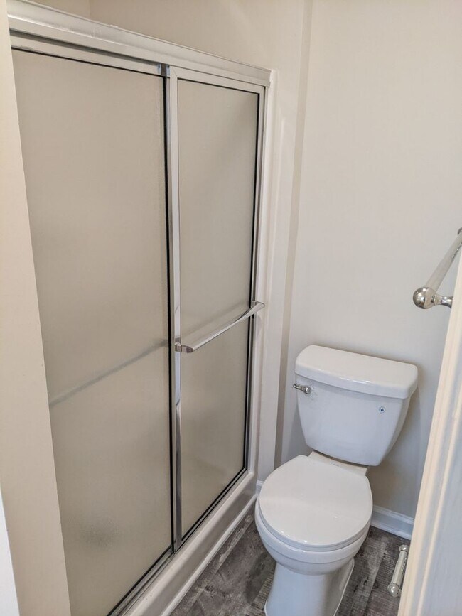 Building Photo - Completely Renovated Townhouse in convenie...