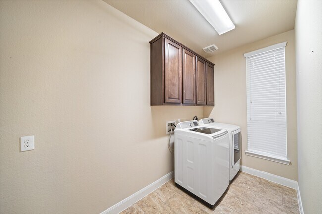 Building Photo - 10314 Radcliff Lake Dr