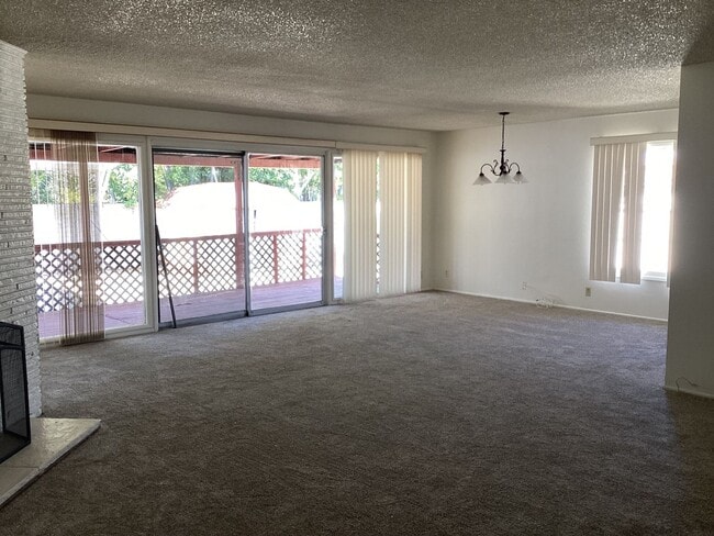 Building Photo - Centrally Located Single Story Ranch Style...
