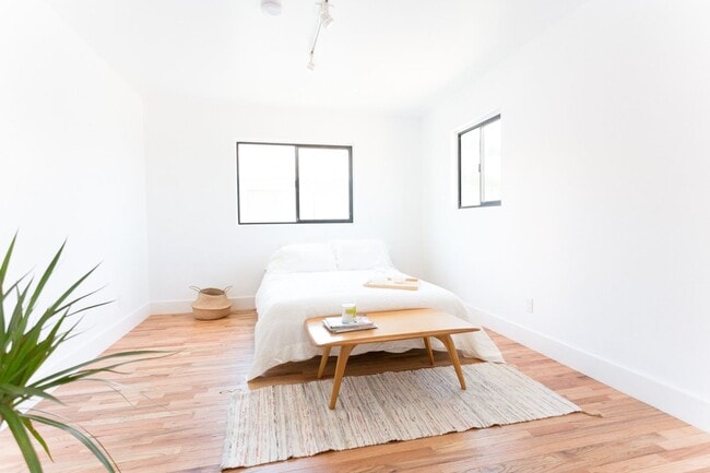 Building Photo - 252 S Ave 18