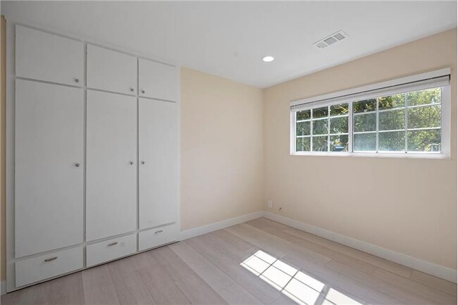 Building Photo - 2714 Flory Dr