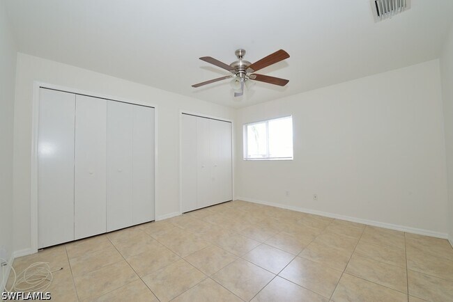 Building Photo - 907 NE 10th Terrace