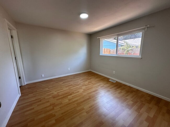 Building Photo - *Coming Soon* 3 Bedroom 2 Bath Single Fami...