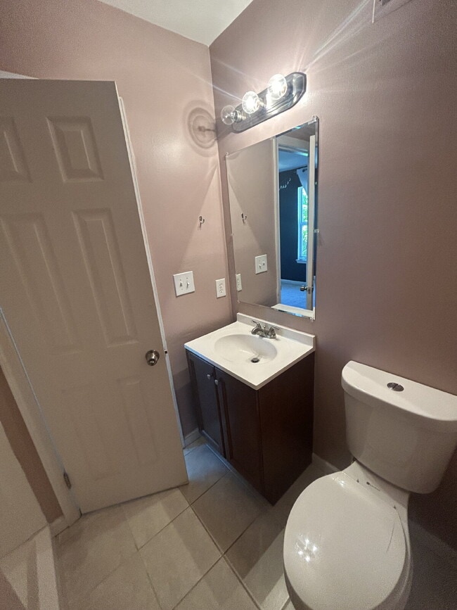 Building Photo - Spacious 3-Bedroom Townhome with Finished Basement in Warrenton, Virginia offering Prime Commuter...