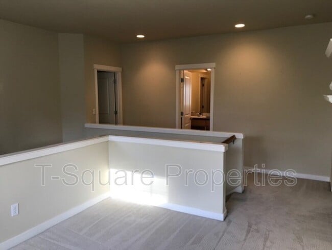 Building Photo - 13824 N Creek Dr