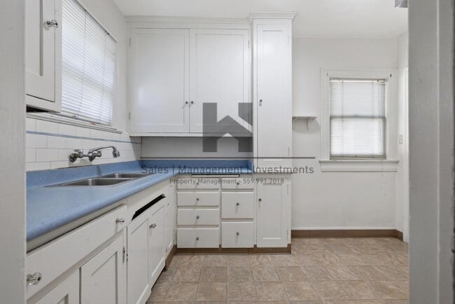 Building Photo - 232 E San Joaquin Ave