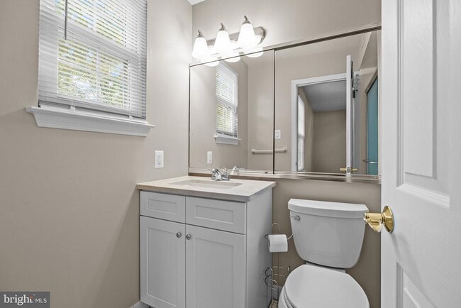 Building Photo - 560B Thrush Ct