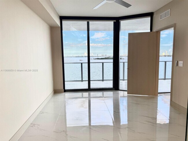 Building Photo - 700 NE 24th St