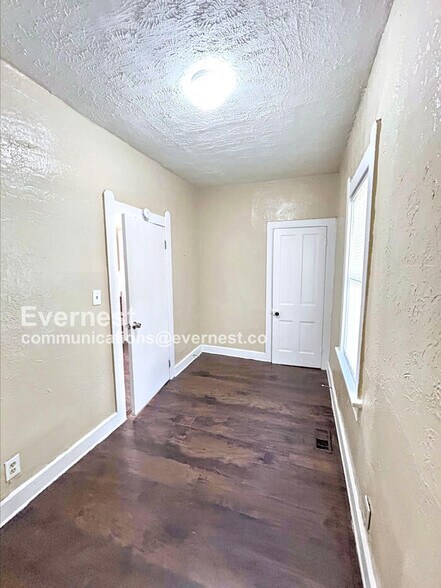 Building Photo - 1100 E 74th St