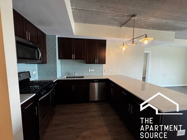 Building Photo - 1323 W Morse Ave