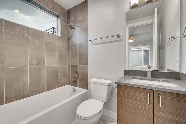 Building Photo - $3,175.00 - 2 Bedrooms, 2.2 Bathrooms, Tow...
