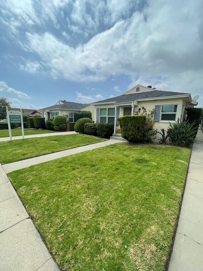 Building Photo - Western, 1151-1153