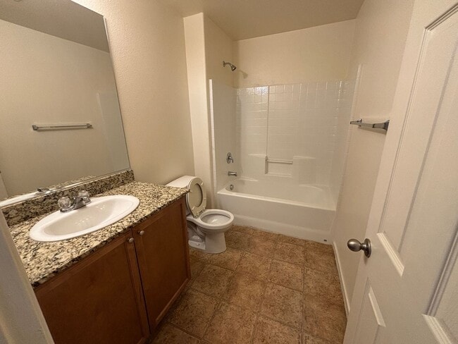 Building Photo - GUARD GATED 3 BED 2.5 BATH 2 CAR GARAGE TOWNHOUSE w/ 3 FLOORS