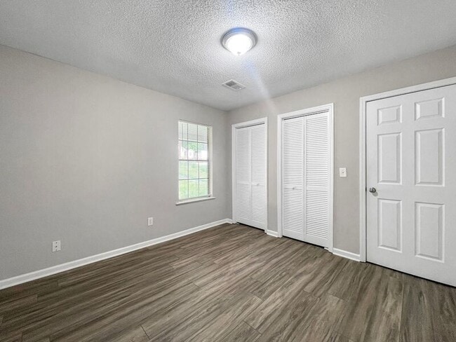 Building Photo - 2135 Valley Oaks Dr SE