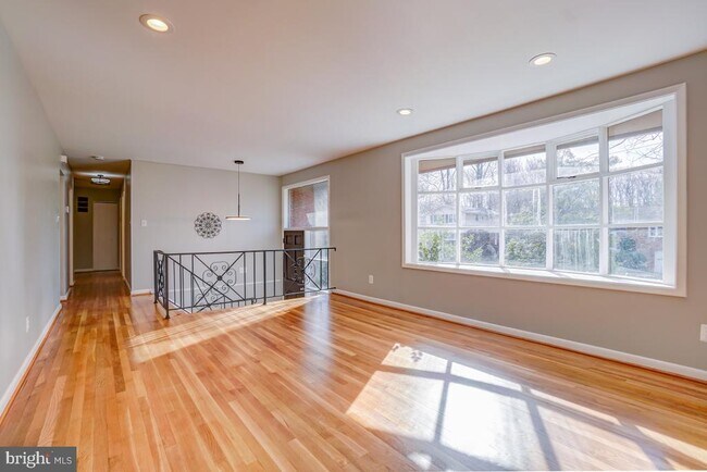 Building Photo - 6417 Earlham Dr