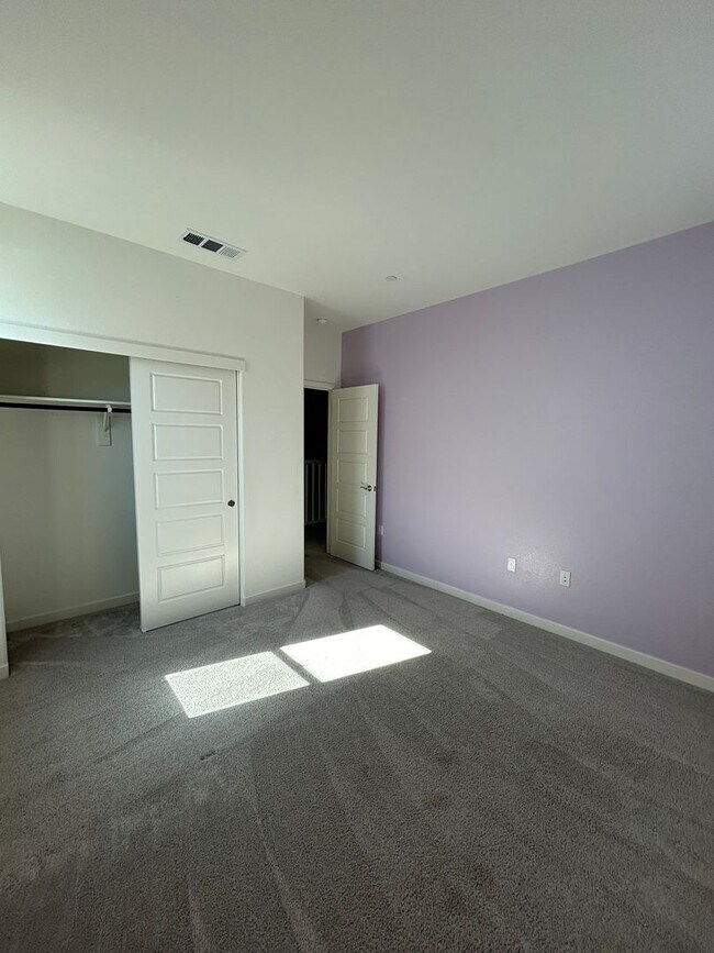 Building Photo - PET FRIENDLY