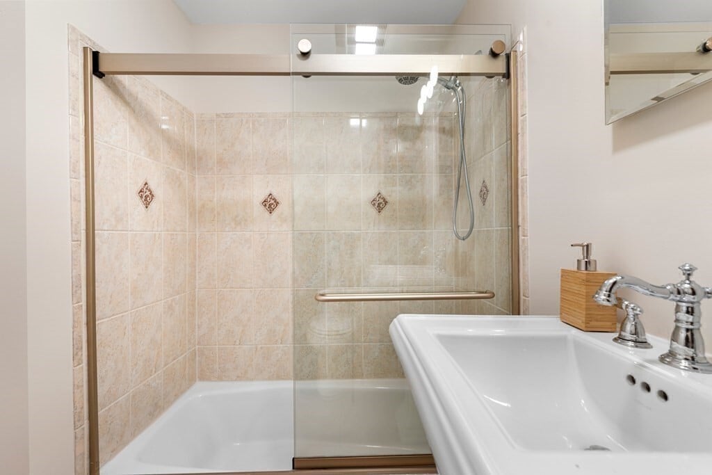 Building Photo - 520 Beacon St