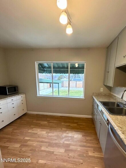 Building Photo - 320 W Plumb Ln