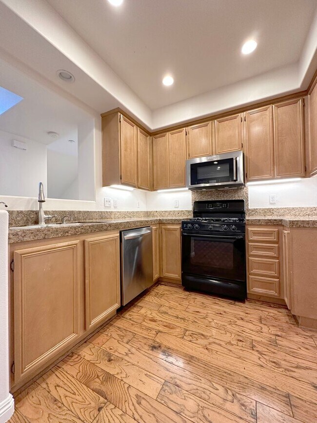 Building Photo - 2 BEDROOM 2.5 BATHROOM WITH LOFT HOME IN HIGHLY DESIRED BERKSHIRE TRACK