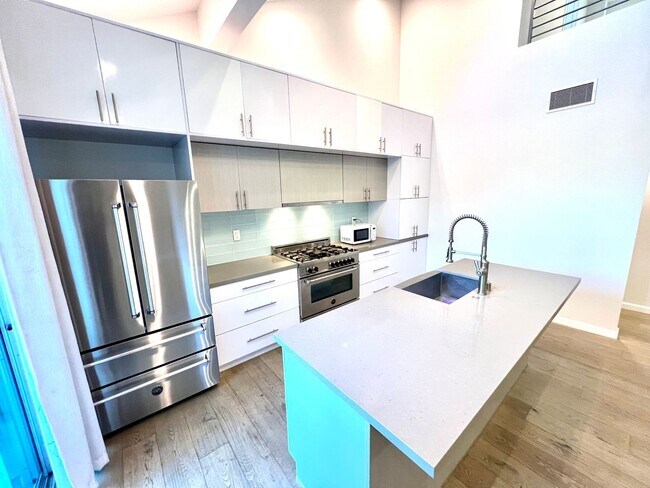 Building Photo - Santa Monica - Luxury Townhome w/ Loft!  (...