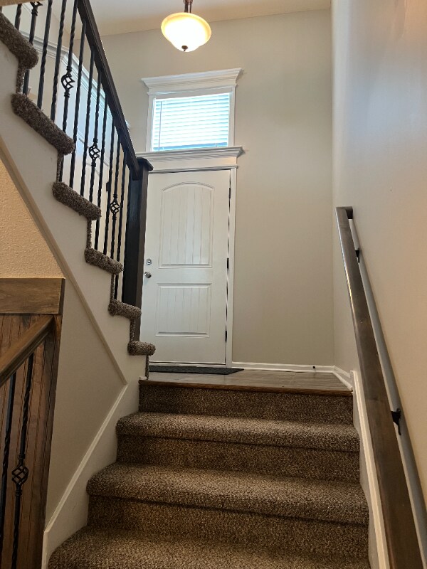 Building Photo - 904 N Cypress Cir