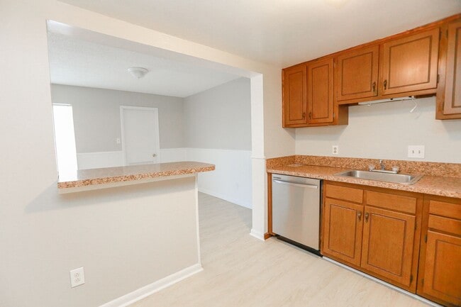 Building Photo - Spacious Townhome Updated Throughout!