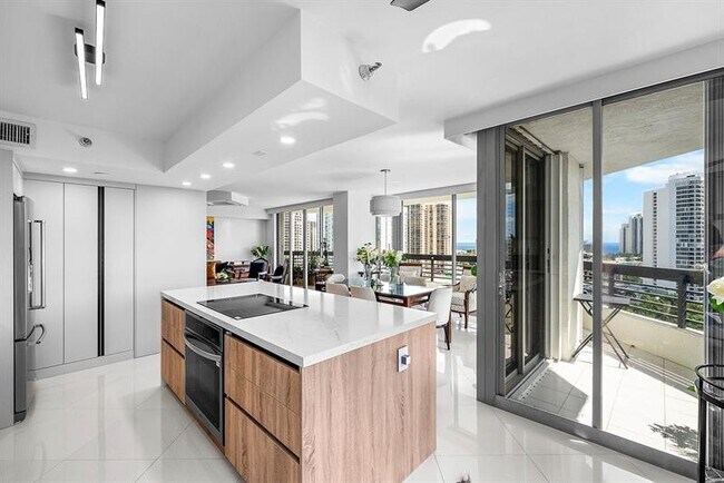 Building Photo - 3500 Mystic Pointe Dr
