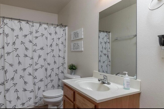 Building Photo - Duplex close to post