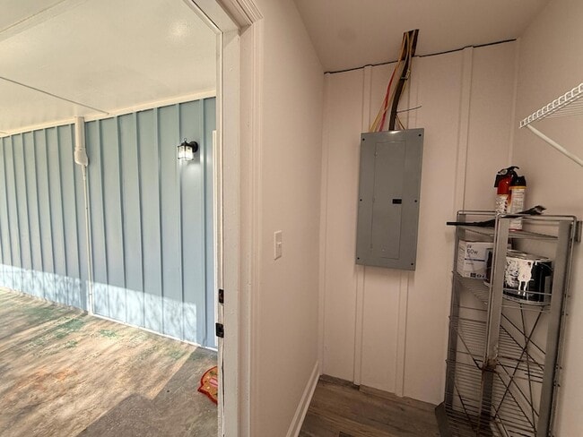 Building Photo - 205 Robert E Lee St