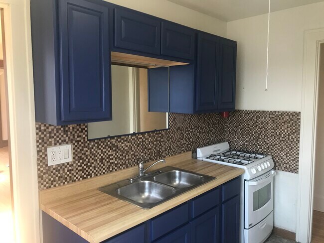 Great kitchen layout - 2917 S 31st Ave