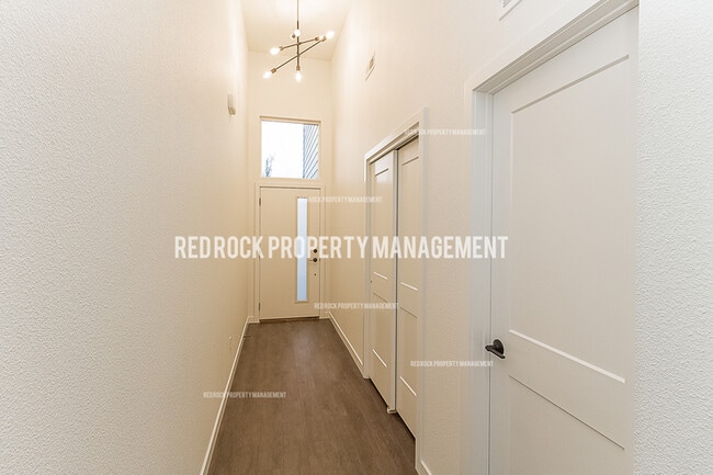 Building Photo - 610 S Crescent Ln