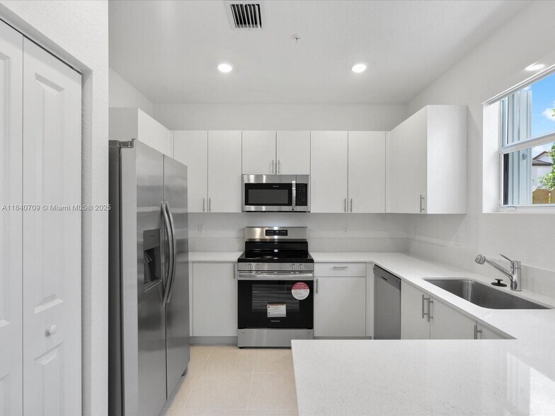 Building Photo - 106 SW 184th Pl