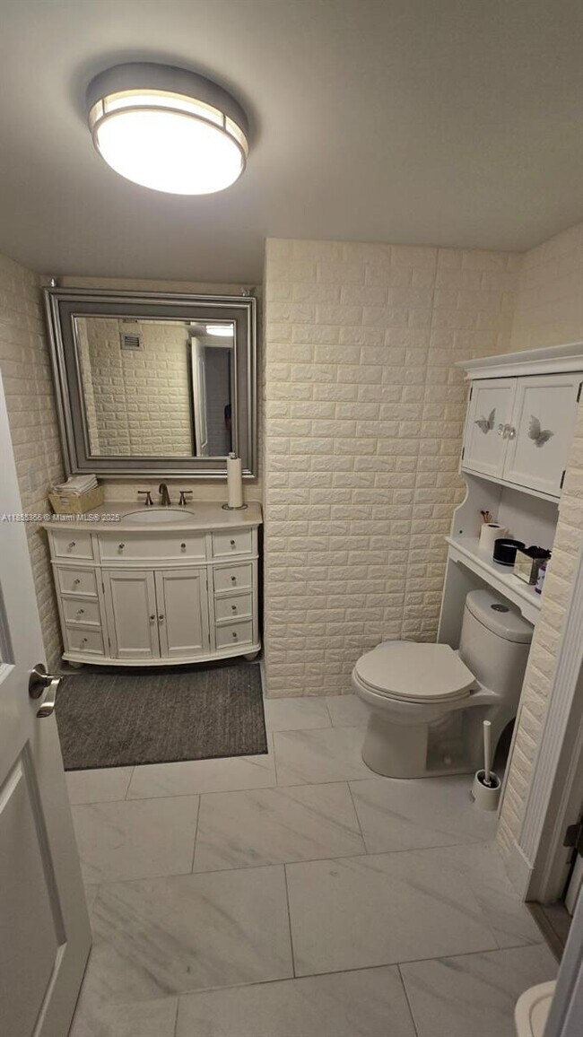 Building Photo - 1301 NE Miami Gardens Dr