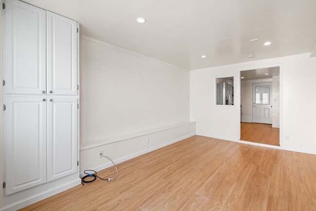 Building Photo - Cute. Chill. Perfect for SF living.