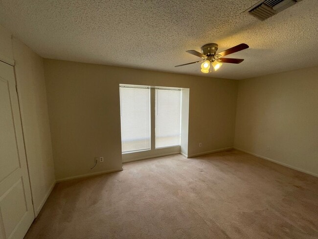 Building Photo - 2 bedroom 1 1/2 bath condominium
