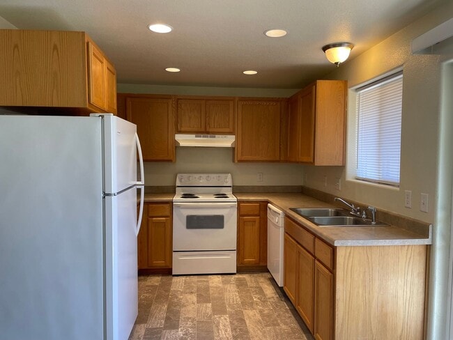 Building Photo - Beautiful 2 Bedroom 1.5 Bath Townhome Loca...